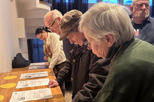 Interessiert schauen sich die VdK-Mitglieder aus Spandau die ehrenamtlichen Möglichkeiten beim VdK an.