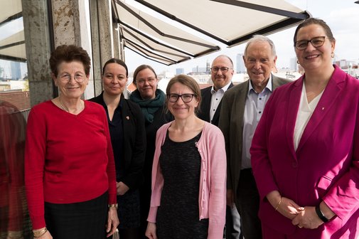 Von links nach rechts: Dr. Angelika Albrecht-Haymann, stellvertretende Vorsitzende des Fachbeirates Care Management, Janine Wolter (SPD), Franziska Brychy (Die Linke), Catrin Wahlen (Bündnis 90/Die Grünen), Stephan Klauert, Geschäftsführer des VdK Berlin-Brandenburg, Dr. Ellis Huber, Vorsitzender des Fachbeirates und Staatssekretärin für Gesundheit und Pflege, Ellen Haußdörfer (SPD).