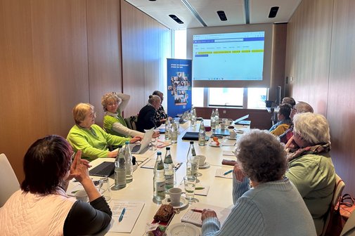 Ehrenamtliche lernen in der Schulung den Umgang mit der digitalen Mitgliederverwaltung Sodalis.
